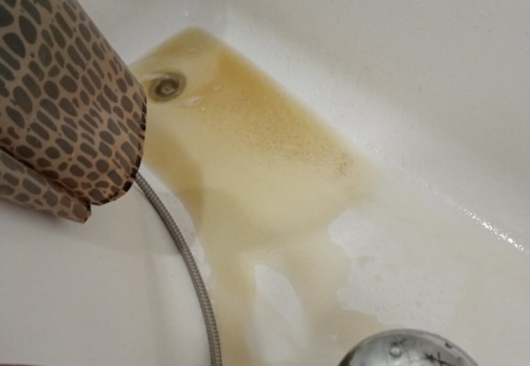 Водопроводная вода в Тюмени стала жёлтой