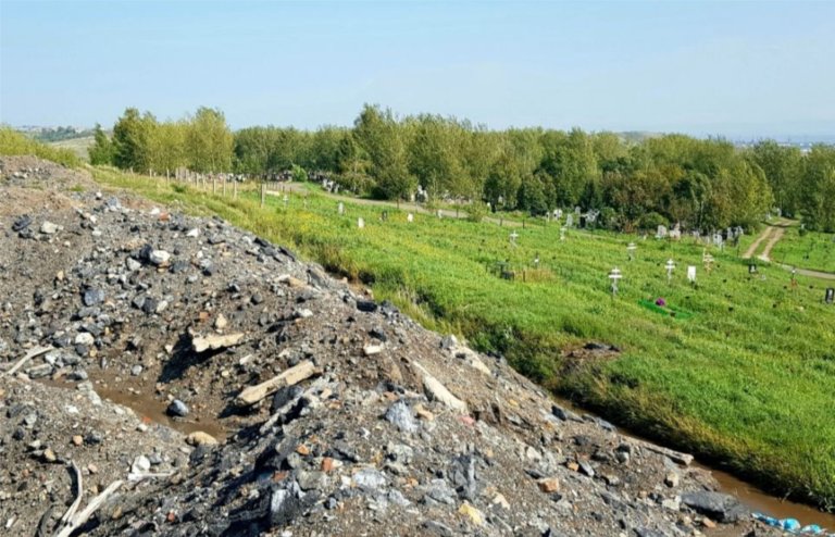 Красноярское кладбище заливает токсичными отходами