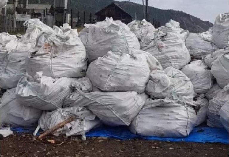 На Байкале убрали многолетнюю стихиную свалку