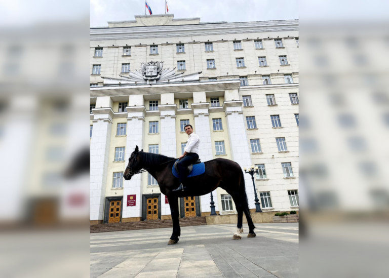 Депутат Заксобрания Ростовской области приехал на работу на коне