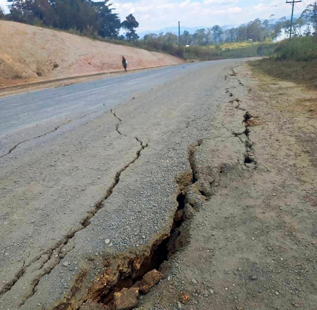 трещины на дороге после землетрясение в Попуа - Новая Гвинее (2)