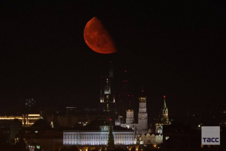 Этой ночью жители Москвы наблюдали красную Луну