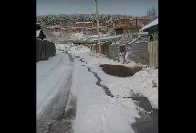 Фекальные стоки на протяжении года топят поселок в Иркутске