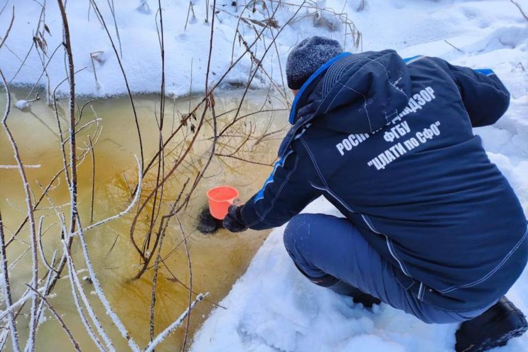 Сибирская река Нарниста окрасилась в оранжевый цвет