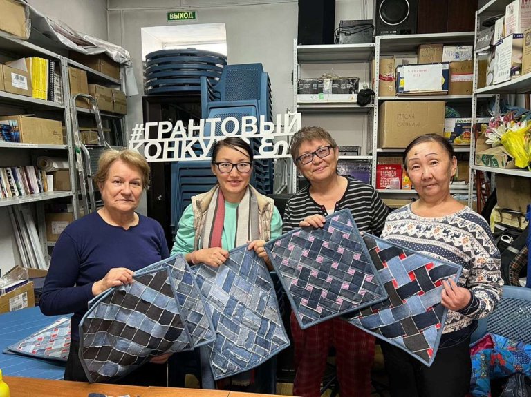 Пенсионерка из Улан-Удэ создает новые вещи из старых джинсов