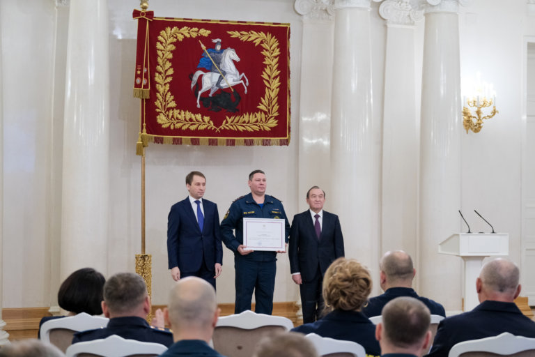 Александр Козлов вручил награды столичным пожарным за помощь в тушении лесных пожаров