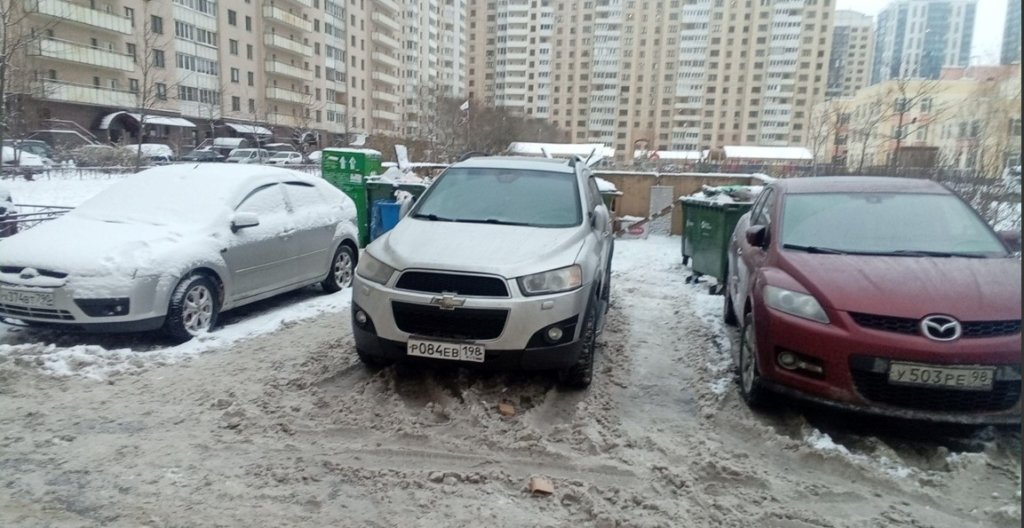 В Санкт-Петербурге мусорный оператор призвал водителей правильно парковать машины во дворах