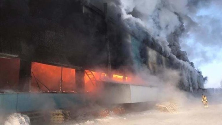 На заводе по производству каучука в Нижнекамске произошел пожар