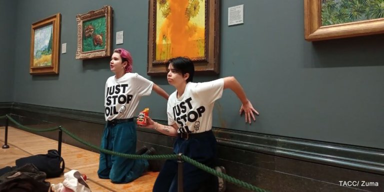Daily Mail: экоактивисты Just Stop Oil приклеивают себя к объектам суперклеем на основе топлива