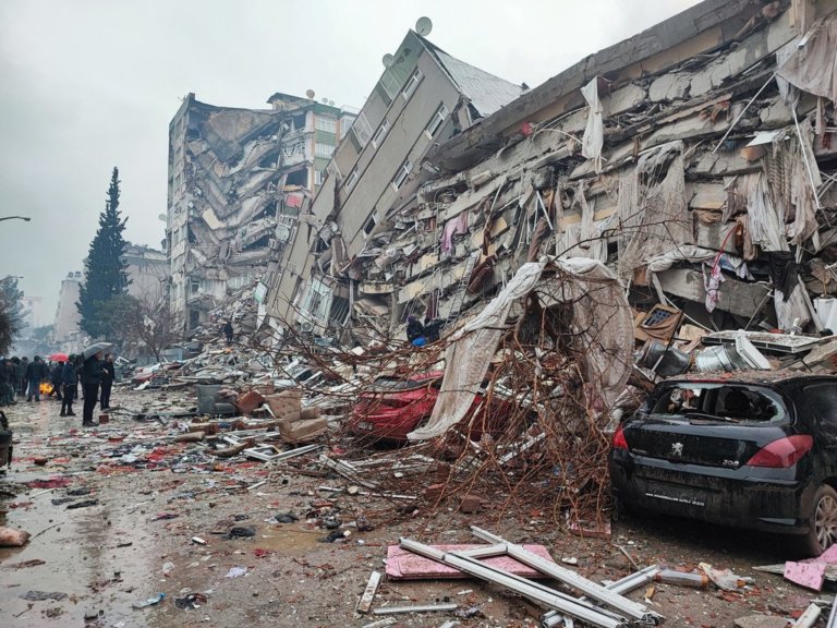 Число жертв землетрясений в Турции и Сирии превысило 4 тысячи человек