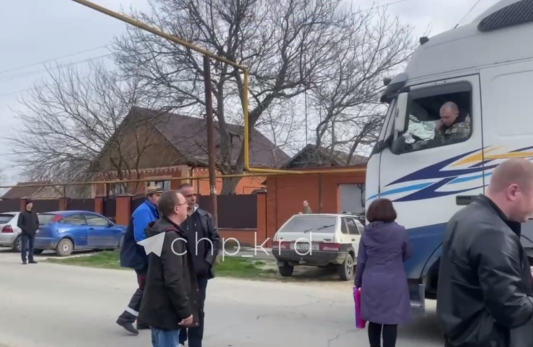 Жители краснодарской станицы перекрыли дорогу мусоровозам