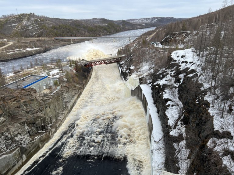 На Вилюйской ГЭС в Якутии открыли затворы для сброса воды