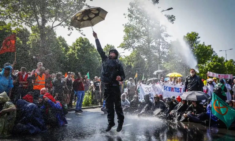 1579 климатических активистов арестовано на акции протеста в Гааге