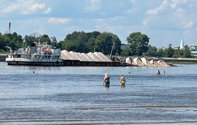На Волге в Нижегородской области на мель села баржа с солью