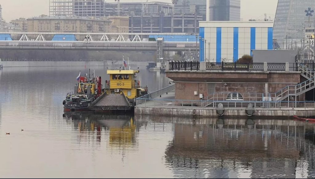 Коммунальный флот извлек из Москвы-реки около 400 тонн мусора