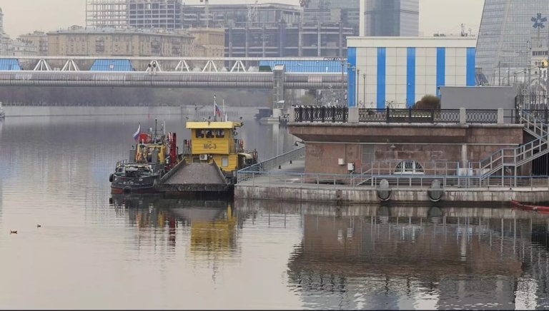 Коммунальный флот извлек из Москвы-реки около 400 тонн мусора