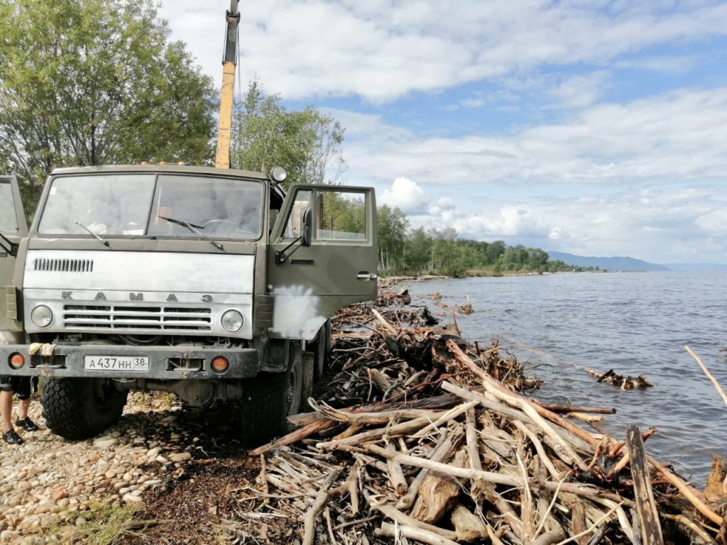 Южную часть Байкала почти очистили от древесного мусора