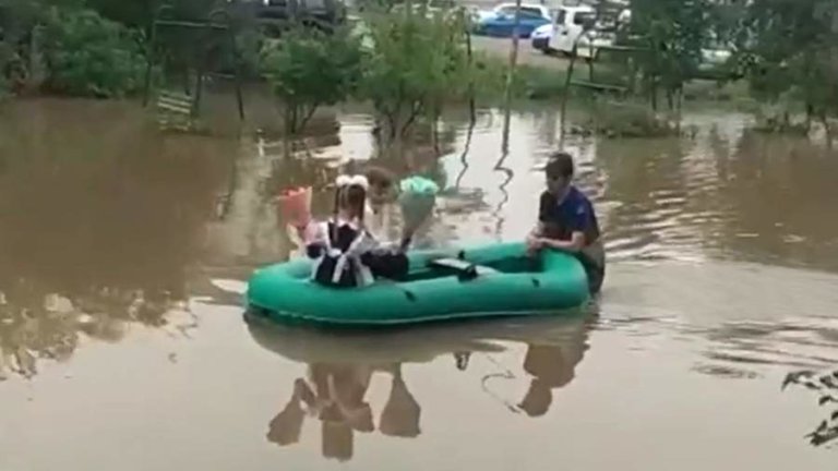 В Уссурийске школьники добирались на первый звонок на лодках