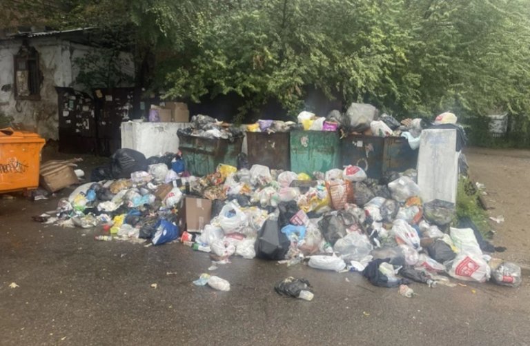 Чита погрязла в мусоре из-за конфликта регоператора и местных властей