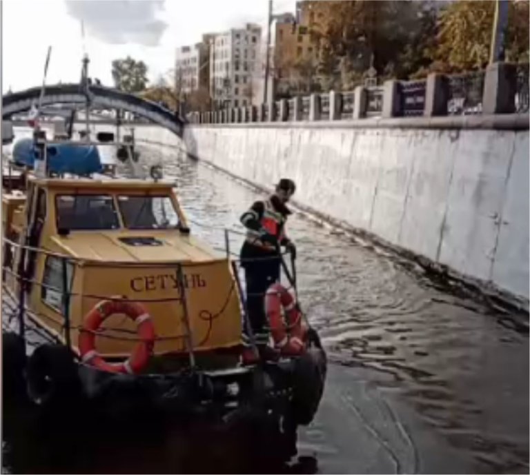 В Москве ликвидируют масляное пятно на Яузе