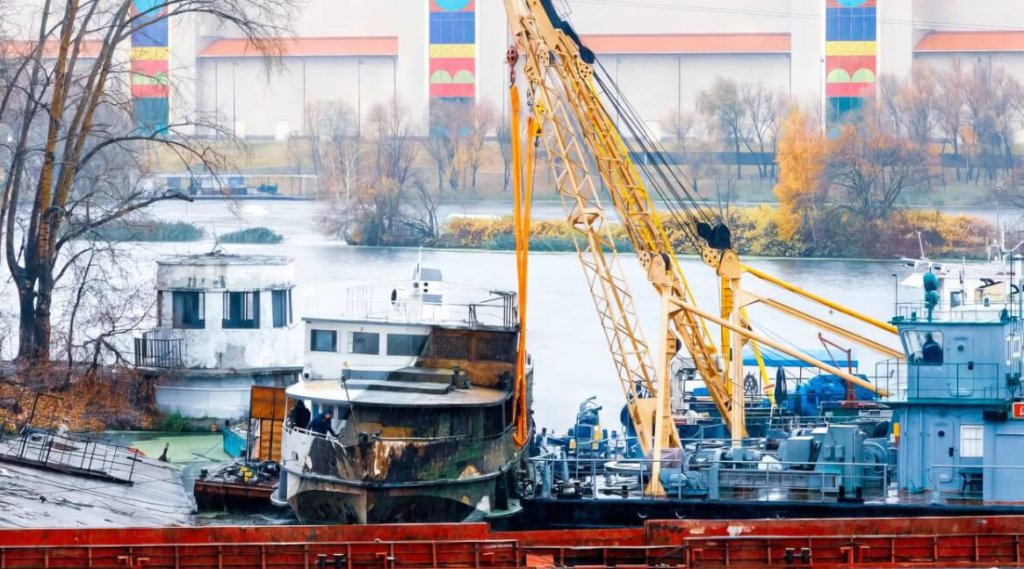 С Москвы-реки убрали более 50 незаконных объектов