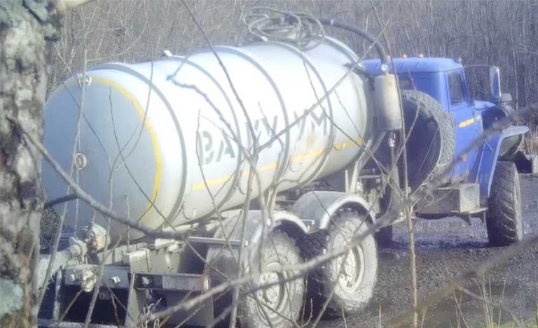 На Камчатке спецмашина попалась в объектив камеры за сливом канализации в озеро