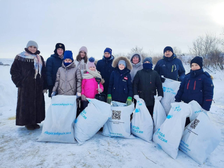 Волонтеры очистили от мусора лед челябинских водоемов после крещенских купаний