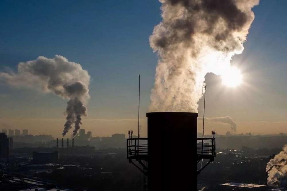 Выброс токсичных веществ. Загрязнение воздуха. Загрязнение воздуха в России. Снижение выбросов в атмосферу. Выбросы вредных веществ в атмосферу.