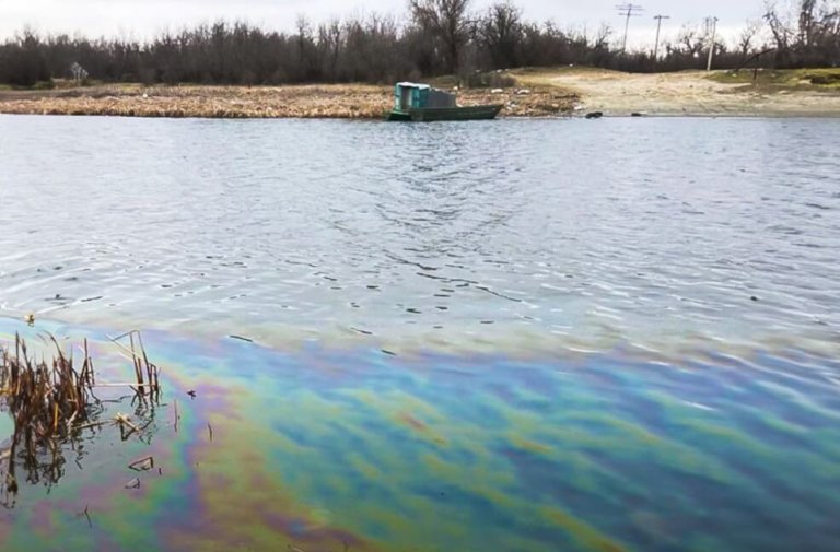 В Калмыкии обнаружено загрязнение водоема нефтью