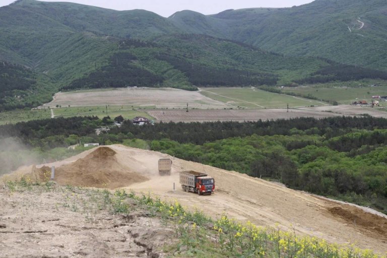 Вместо старой свалки в Кабардинке появится парк с зелеными лужайками