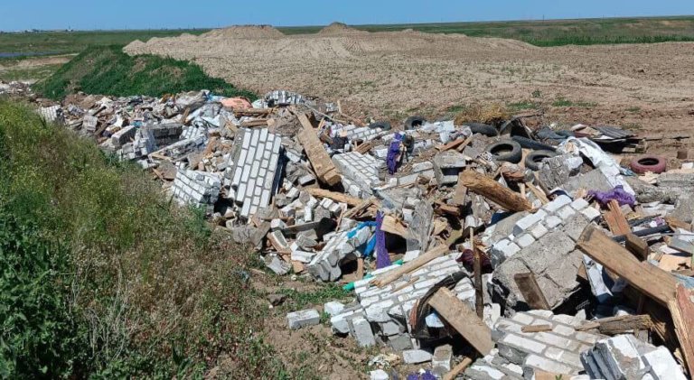 Трубный завод в Средней Ахтубе незаконно сбрасывает мусор целыми грузовиками