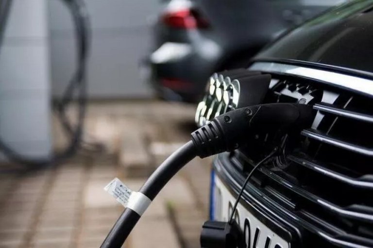 Производитель аккумуляторов ACC приостановил строительство заводов в Германии и Италии