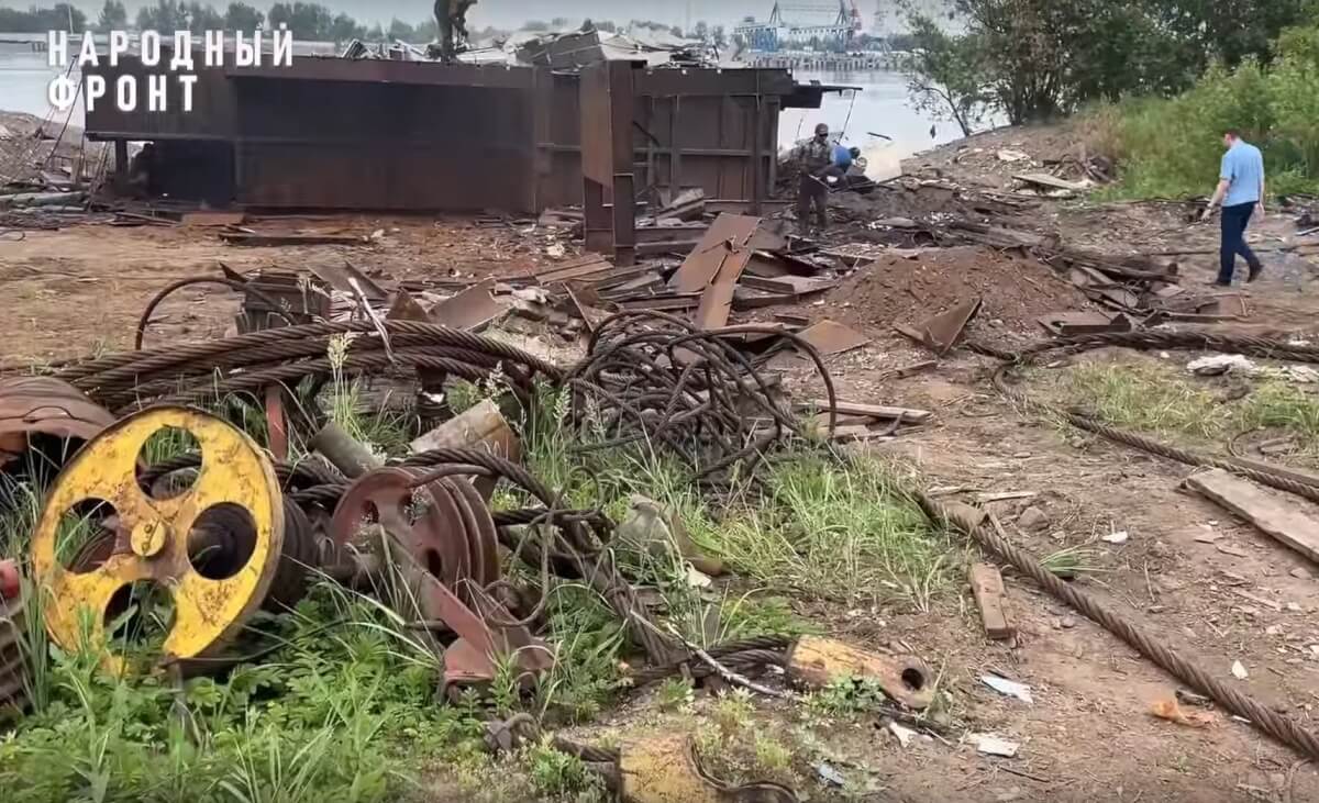 На берегах Енисея обнаружили ржавую баржу и горы мусора ⋆ НИА 