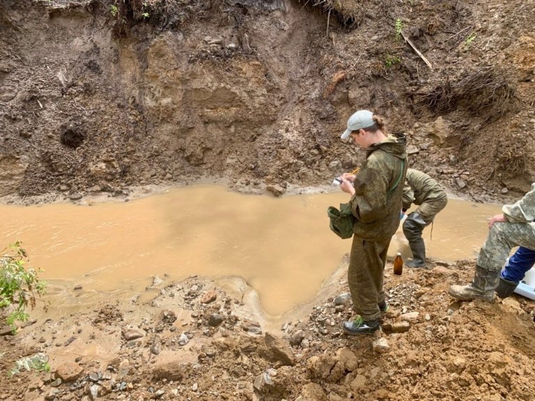Золотодобытчик загрязнил реку в Красноярском крае