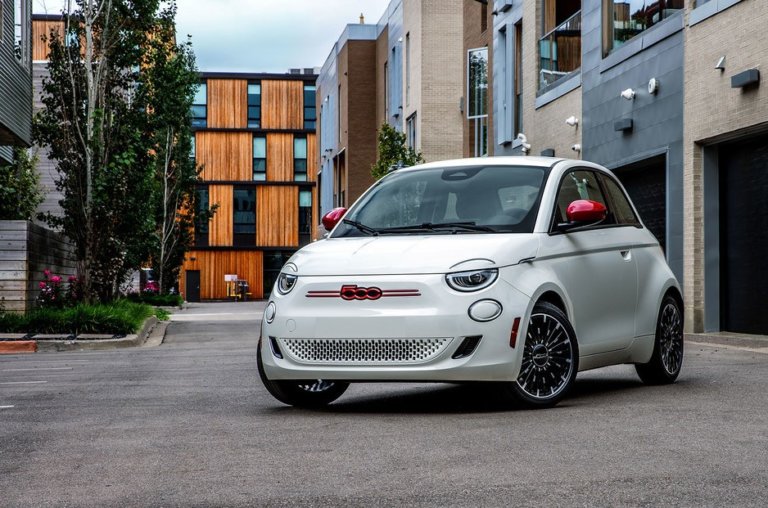 Электрическая версия Fiat 500 теряет популярность: Stellantis приостанавливает выпуск