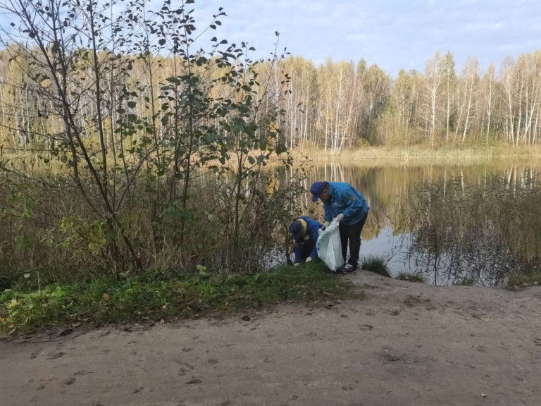 Более 100 мешков мусора убрали с берегов озера Ключевое в Смоленске