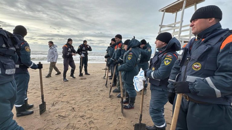 Мазут из затонувших танкеров достиг берегов Анапы