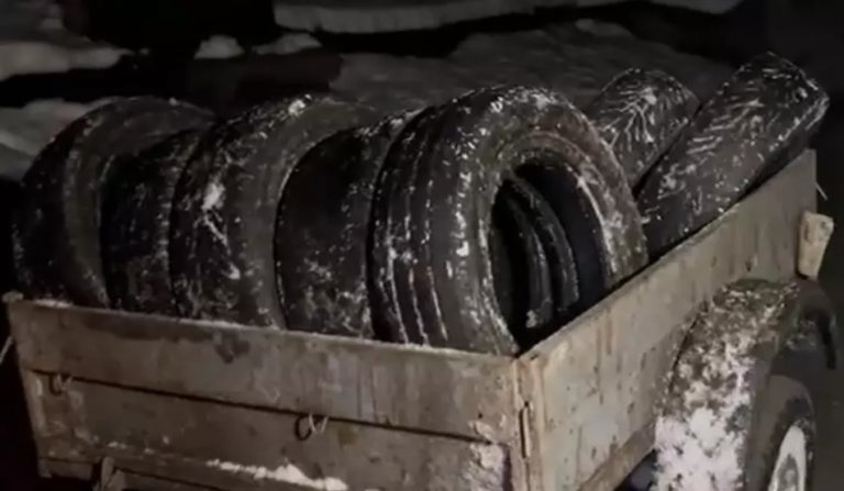На Камчатке волонтеры очистили Банное озеро от старых автопокрышек