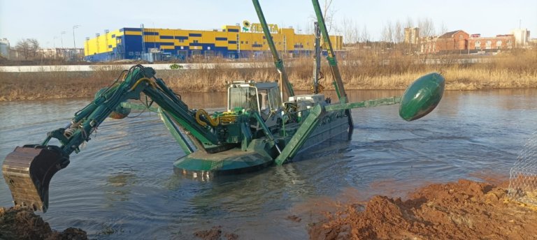 Из реки Миасс в ходе расчистки вытащили батарею и гранитные шары
