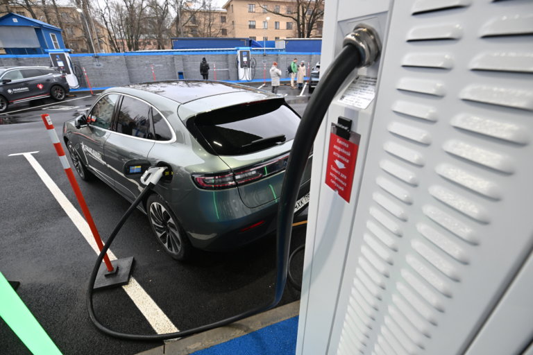 Продажи электромобилей в 2025 году: каждый четвертый автомобиль будет электрическим