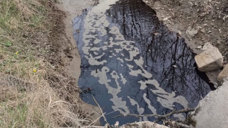 Горящая свалка загрязняет реку Озерейка под Новосибирском