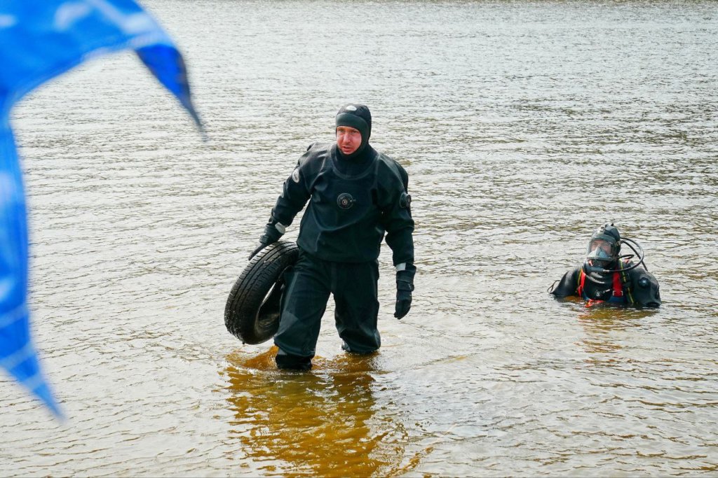 Московские водоемы начали очищать от мусора