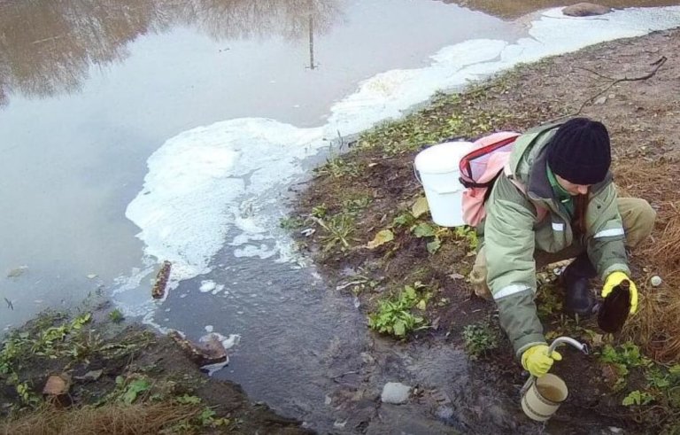 Новгородские коммунальщики загрязняли реку Веронда