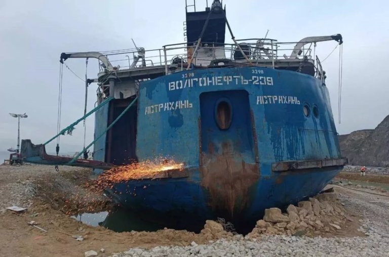 Специалисты провели пробную откачку мазута с затонувшего танкера «Волгонефть-239»