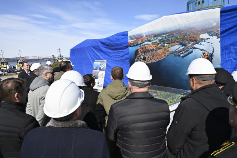 В Мурманской области утилизируют крупнейший затонувший док