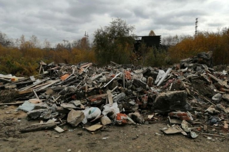 В Иркутске обнаружили незаконную свалку высотой три метра