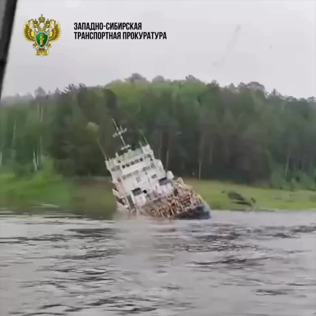В Енисей попало около 30 тонн нефтепродуктов