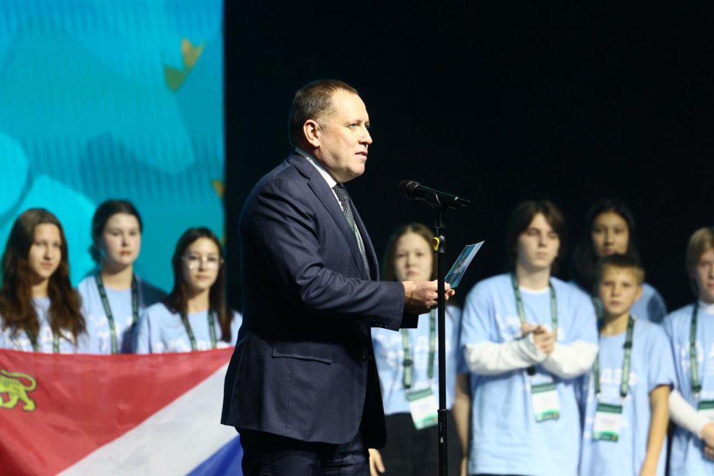 Андрей ЧерЯпкин – представитель ПАО «Магнитогорский металлургический комбинат» вручил приз в номинации «Лучший проект по спасению рек и озер» / Фото: Фонд «КОМПАС»