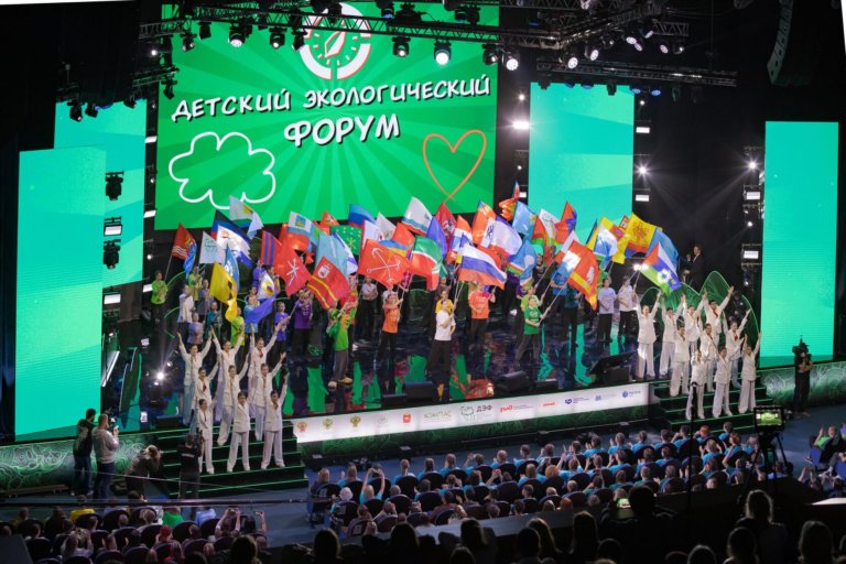 Народное голосование ДЭФ: школьники из 51 региона ждут поддержки