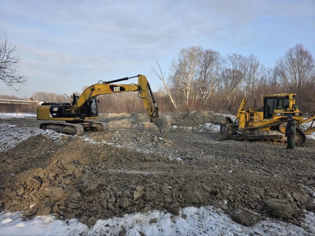 В Комсомольске-на-Амуре расчищают русло реки Силинка для защиты города от паводков